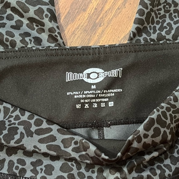 INNER SPIRIT WOMENS ATHLETIC CAPRI LEGGINGS BLACK & GRAY ANIMAL PRINT Medium - Picture 3 of 3
